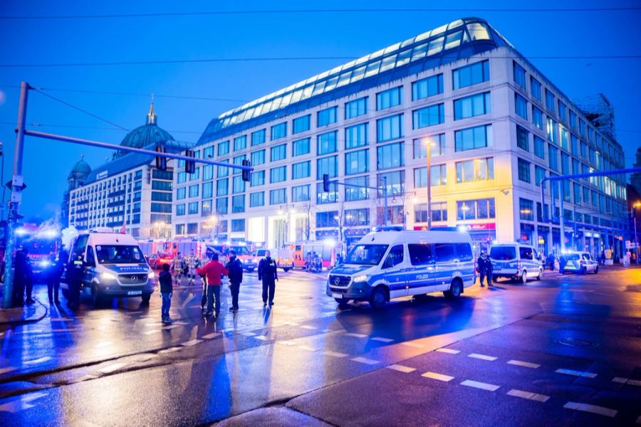 Kräfte von Feuerwehr und Polizei sind auf der Karl-Liebknecht-Strasse vor einem Hotel im Einsatz.