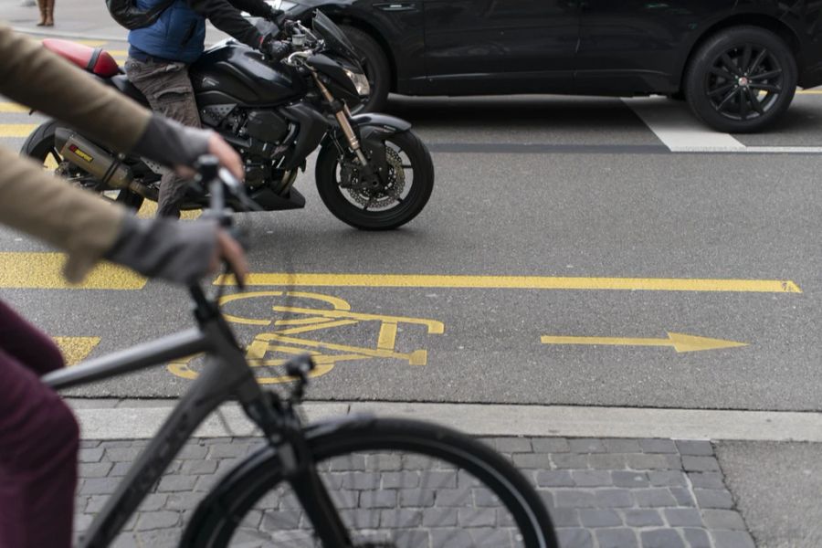 Ein Berner Töff-Fahrerwartete fast eine Stunde lang auf dem Strassenverkehrsamt.