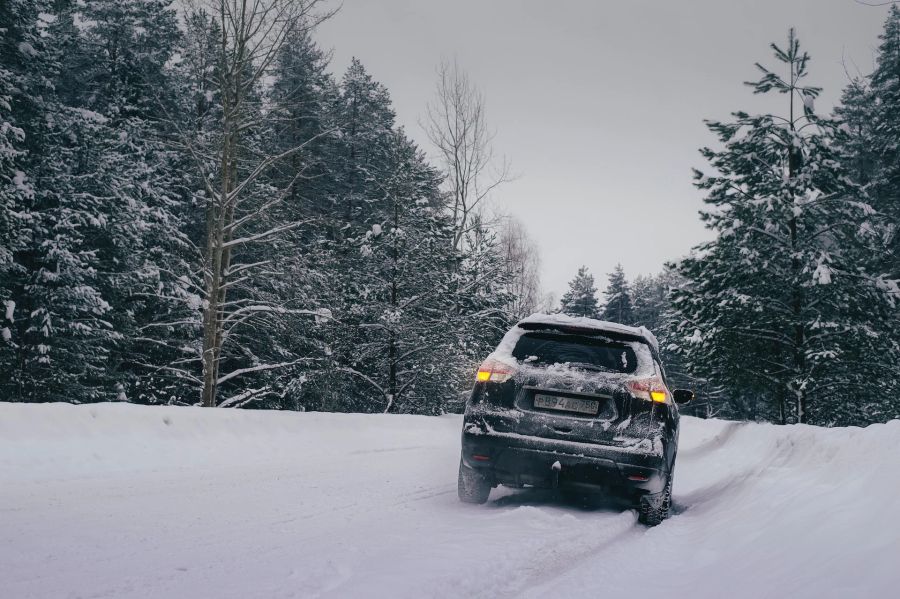 Auto Winter Schnee Wald Fahrspur