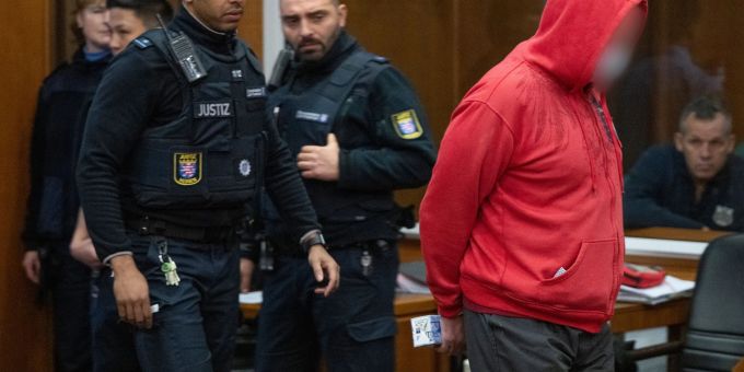 Einer der Angeklagten im „Boystown“-Prozess wird von einem Justizwachtmeister in den Verhandlungssaal geführt. boystown