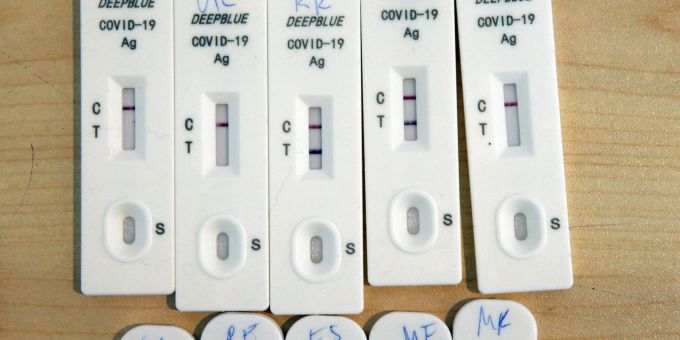 Corona-Teststreifen liegen in einer Corona-Teststelle auf einem Tisch. Corona-Teststreifen liegen in einer Corona-Teststelle auf einem Tisch.