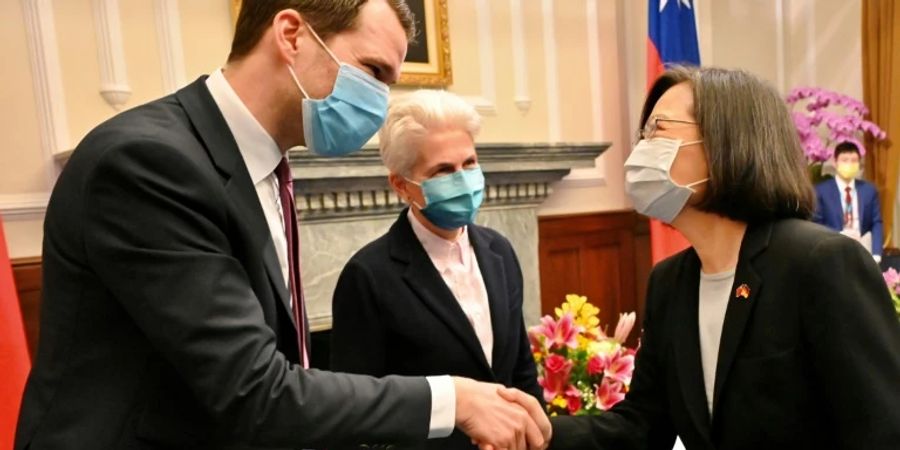 Taiwans Präsidentin Tsai begrüsst Vogel und Strack-Zimmermann