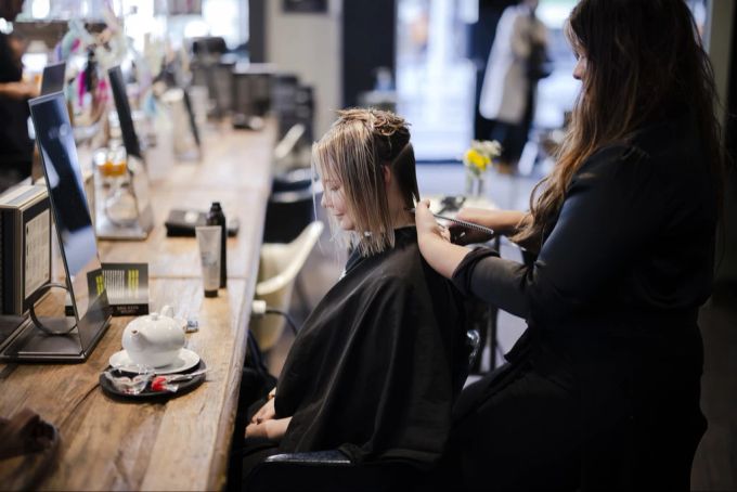  Coiffeure sammeln Kunden-Haare und reinigen so Wasser | Nau.ch