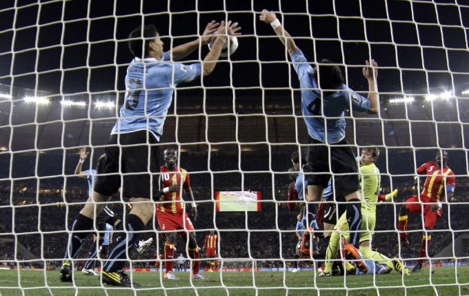 Luis Suarez klärt 2010 auf der Linie, kommt aber trotzdem weiter. WM 2022
