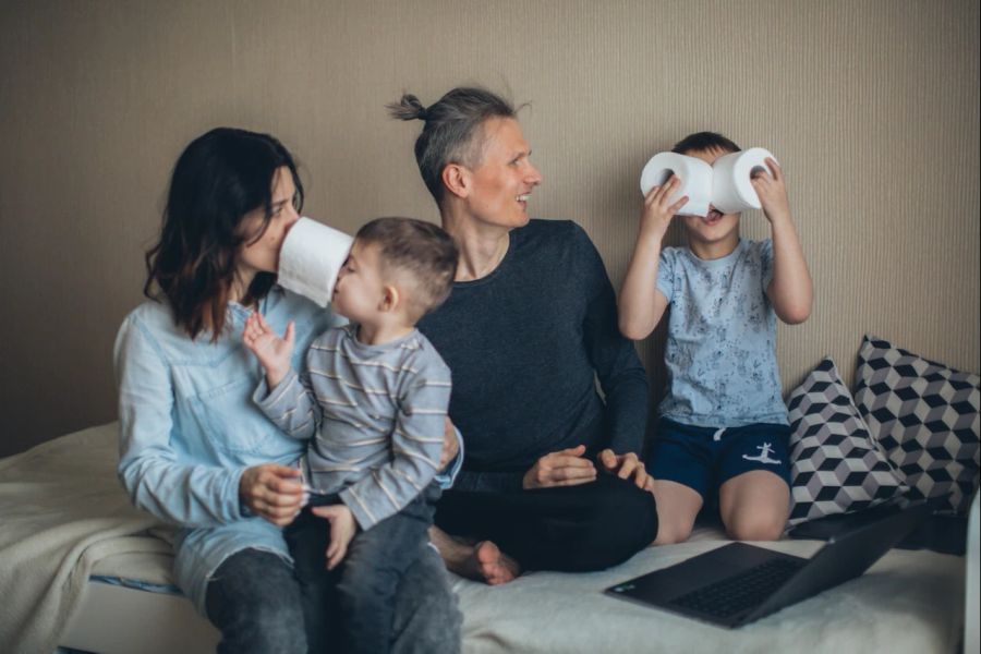 Eltern Bett Toilettenpapier Laptop Familie Kinder