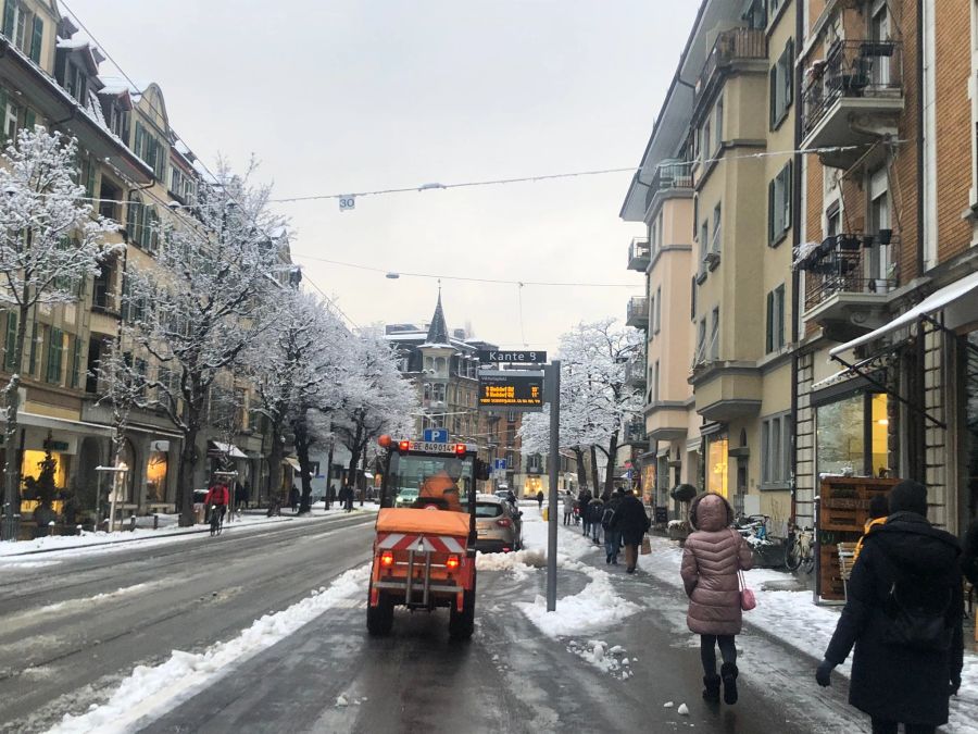 Das Wetter soll auch heute in Bern winterlich werden.