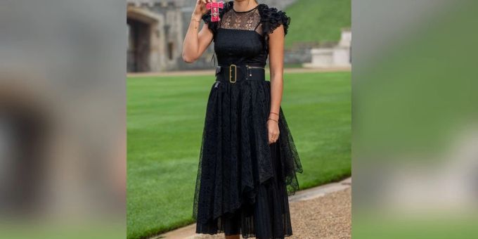Strahlend präsentiert Emma Raducanu im Dior-Outfit ihren MBE-Orden. Strahlend präsentiert Emma Raducanu im Dior-Outfit ihren MBE-Orden.