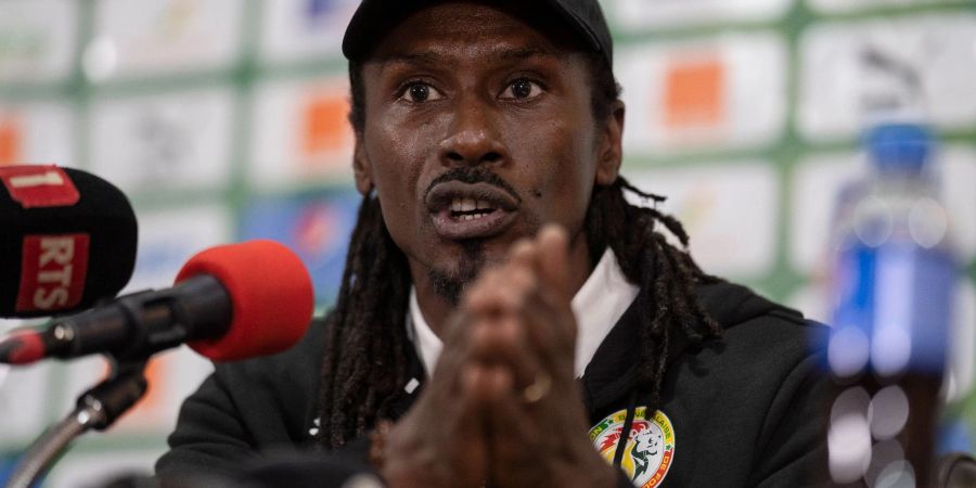 War allein zur Pressekonferenz gekommen: Aliou Cisse, Nationaltrainer der senegalesischen Fussballmannschaft.