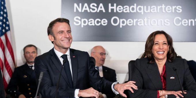 Frankreichs Präsident Emmanuel Macron (l) und US-Vizepräsidentin Kamala Harris sprechen im NASA-Hauptquartier über die Zusammenarbeit beider Länder in der Raumfahrt. Frankreichs Präsident Emmanuel Macron (l) und US-Vizepräsidentin Kamala Harris sprechen im NASA-Hauptquartier über die Zusammenarbeit beider Länder in der Raumfahrt.
