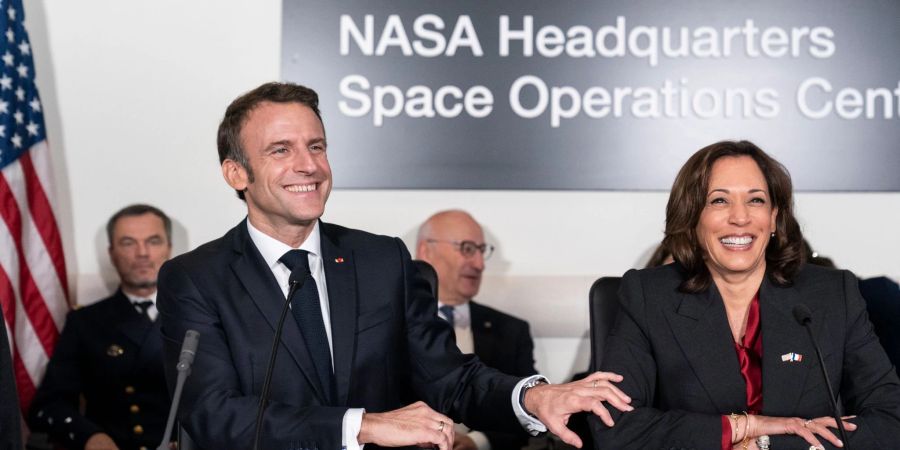 Frankreichs Präsident Emmanuel Macron (l) und US-Vizepräsidentin Kamala Harris sprechen im NASA-Hauptquartier über die Zusammenarbeit beider Länder in der Raumfahrt.