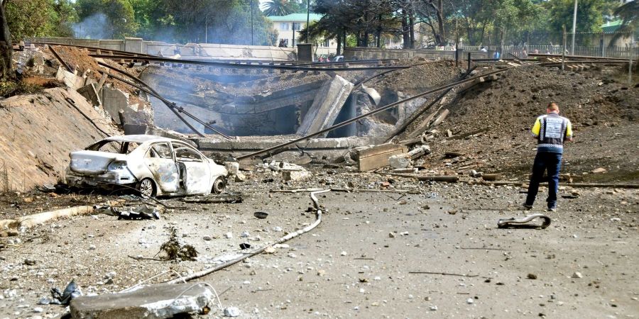 Ein Gastankwagen ist auf einer Brücke in Flammen geraten. Mehrere Menschen wurden getötet oder verletzt.