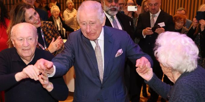 König Charles III. während seiner Tanzeinlage in einem jüdischen Zentrum. chanukka
