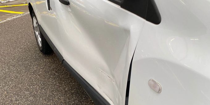 Olten: Automobilist verursacht Schaden an parkiertem Auto und entfernt sich anschliessend von der Kollisionsstelle Olten: Automobilist verursacht Schaden an parkiertem Auto