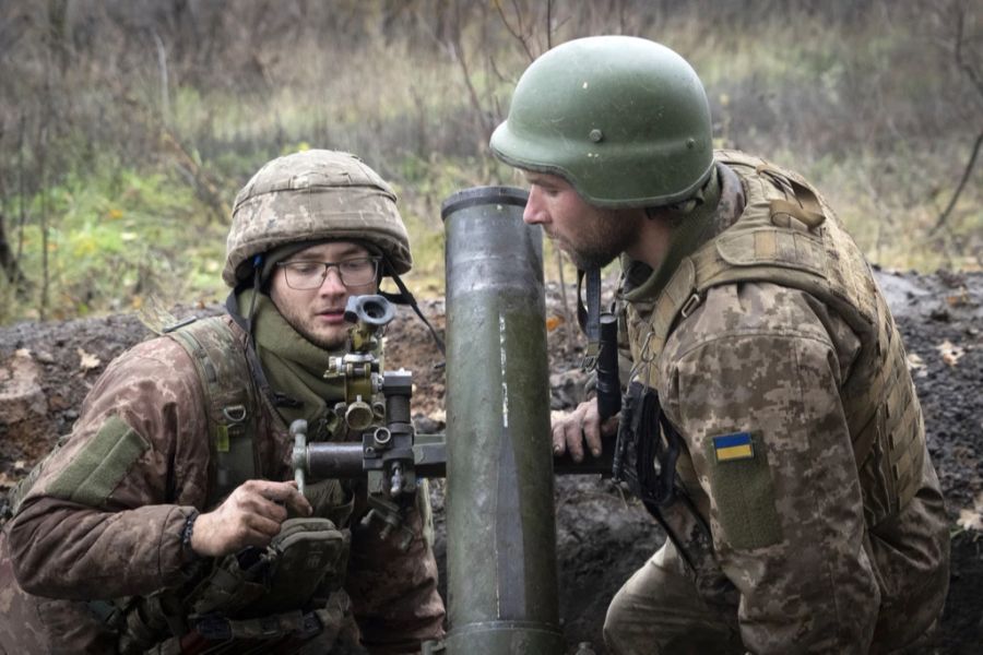 In der Nähe von Bachmut wüten heftige Kämpfe. Ukrainer stellen ihren Granatwerfer genau ein.