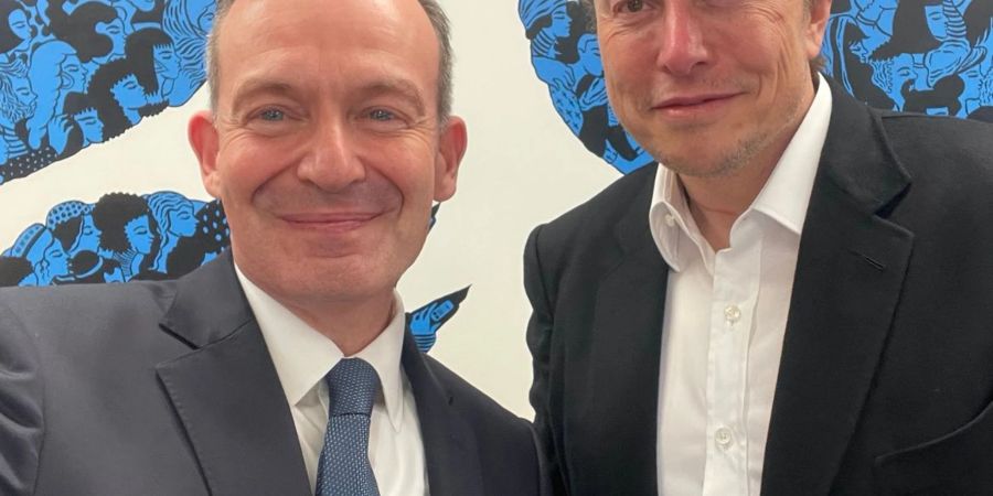 Bundesverkehrsminister Volker Wissing (l) und Twitter-Mehrheitseigner Elon Musk posieren für ein Selfie in San Francisco.