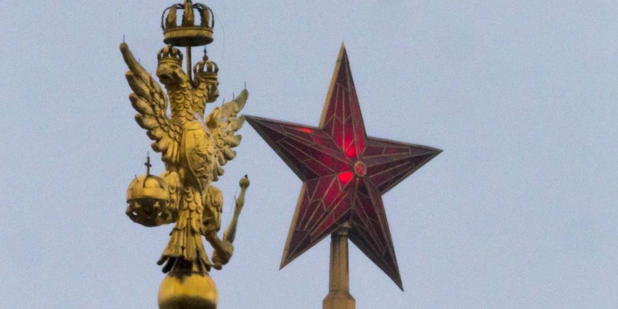 Ein roter Stern am Roten Platz in Moskau an der Spitze eines der Türme des Moskauer Kremls