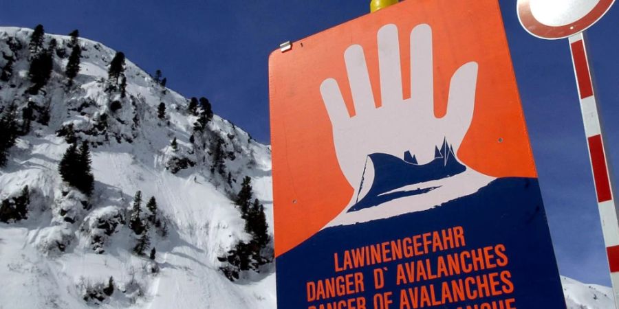 ARCHIV - Ein Warnschild am Arlberg (Symbolbild). Foto: epa apa Barbara Gindl/APA/dpa