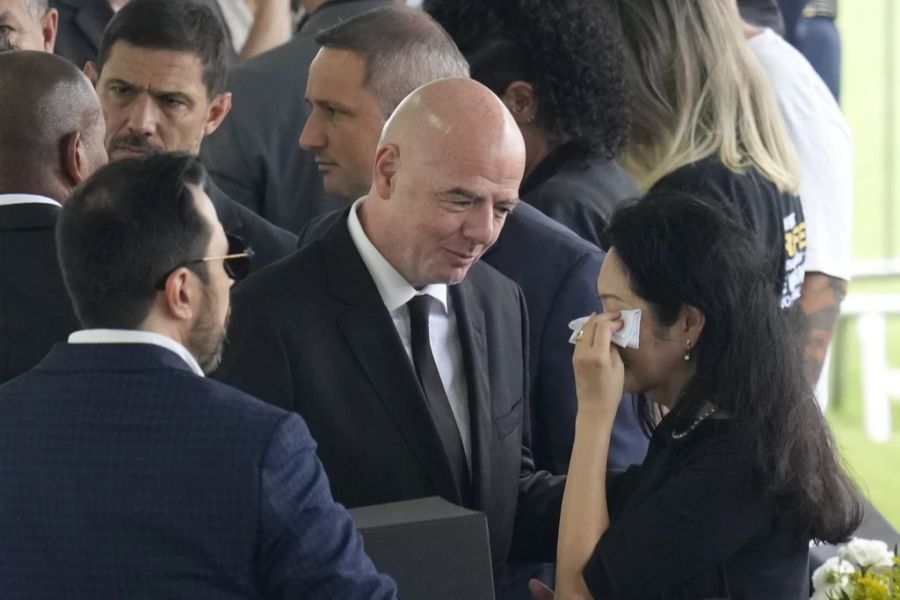 Auch Fifa-Präsident Gianni Infantino ist dort und spendet der Witwe Marcia Aoki Trost.