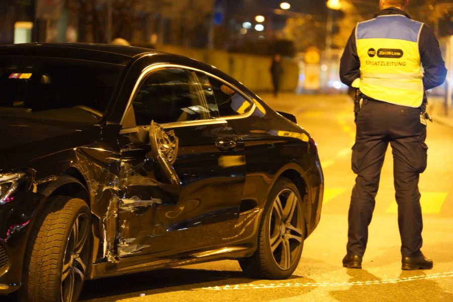 Der Autofahrer wurde ins Spital gebracht.