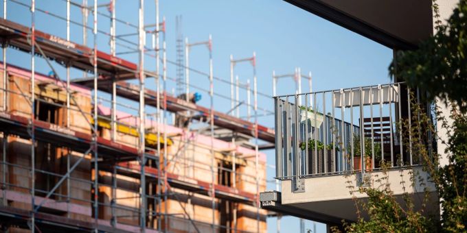 In Zürich und Genf bleibt das Risiko einer Wohnungsmarktblase international hoch – trotz jüngster Entspannung. (Symbolbild) Baustelle eines Neubaus in Stuttgart. Die Situation auf dem Wohnungsmarkt wird laut Mieterbund immer dramatischer.