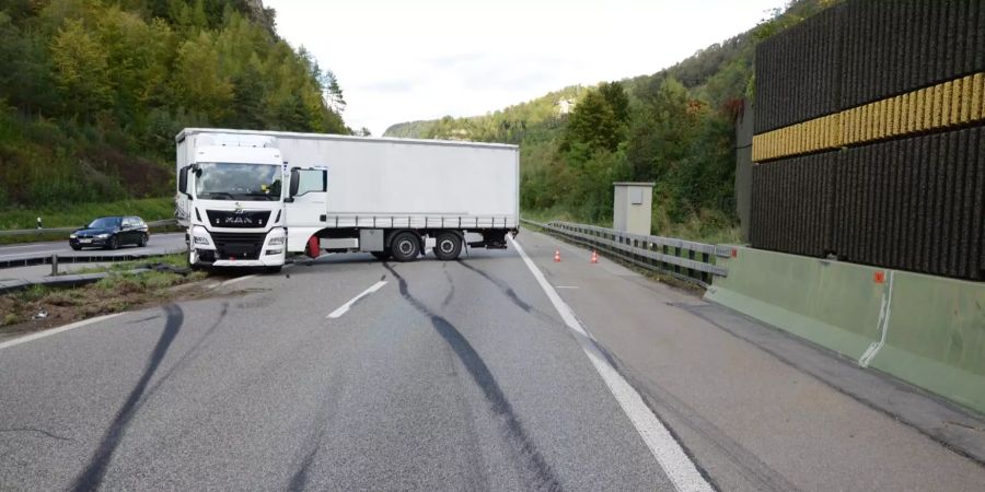 Sattelschlepper verursacht Selbstunfall