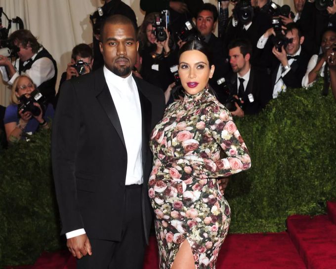 Kim Kardashian zeigt sich 2013 hochschwanger mit Kanye West auf dem roten Teppich in New York. kim kardashian