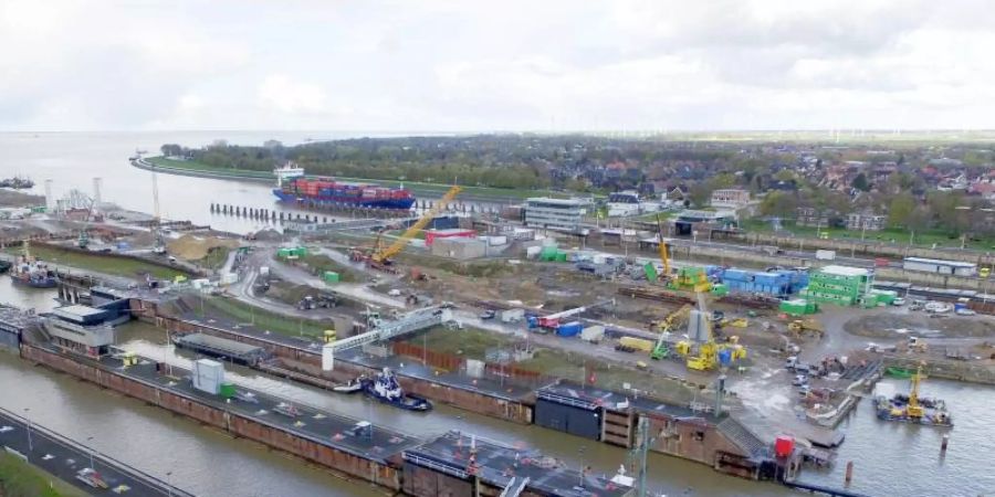 Der Nord-Ostsee-Kanal - eine der meistbefahrenen künstlichen Wasserstrassen der Welt - ist wegen eines Problems an einem Schleusentors für grosse Schiffe gesperrt worden. Foto: Carsten Rehder