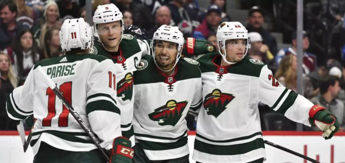 Kevin Fiala (r.) jubelt mit Zach Parise, Mikko Koivu und Matt Dumba (v.l.n.r.). Kevin Fiala NHL