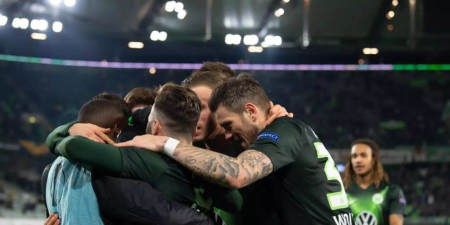 Der VfL Wolfsburg siegte daheim knapp gegen St. Etienne. Foto: Swen Pförtner/dpa