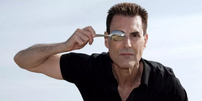 Uri Geller hat sich bei der britischen Regierung beworben. Uri Geller