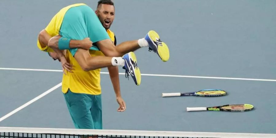 Nick Kyrgios nahm seinen Doppelpartner Alex de Minaur nach dem Sieg auf die Schulter. Foto: Mark Evans/AAP/dpa