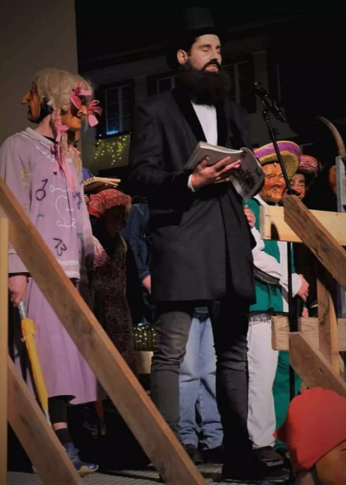 Links das Hingerfürefroueli, rechts der Pfarrer mit der Brattig