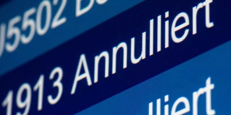 "Annulliert" steht auf einer Anzeige im Flughafen für zwei Flüge der Fluggesellschaft Germanwings. Foto: Marcel Kusch/dpa