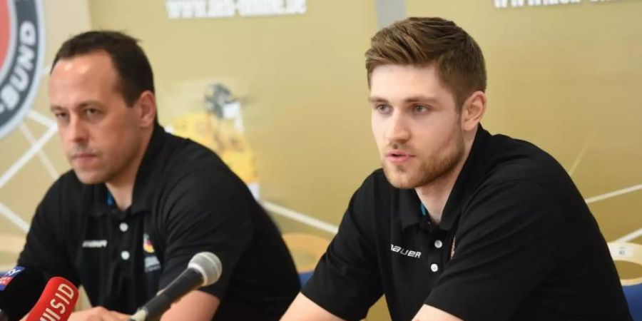 Sorgten bei Olympia für Furore: Ex-Bundestrainer Marco Sturm (l) und NHL-Star Leon Draisaitl. Foto: Arne Immanuel Bänsch/dpa