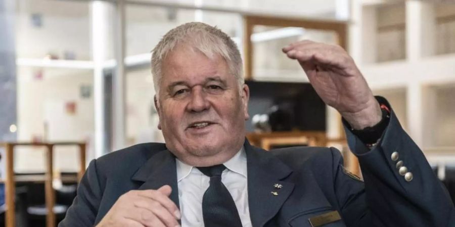Der scheidende THW-Chef Albrecht Broemme hat für den Ernstfall bestens vorgesorgt - unter anderem mit Fleisch und Whiskey. Foto: Paul Zinken/dpa