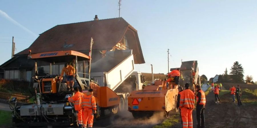Je niedriger die Temperatur bei Herstellung und Verarbeitung, desto weniger Schadstoffe gelangen in die Luft: Warmasphalt sorgt auch für ein besseres Arbeitsklima.
