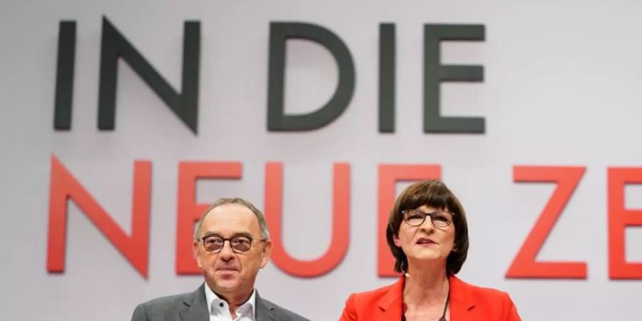 «In die neue Zeit»: Die neue Parteispitze der SPD auf dem Parteitag in Berlin. Foto: Kay Nietfeld/dpa