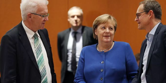 Der baden-württembergische Ministerpräsident, Winfried Kretschmann (links), setzt sich für eine starke Partnerschaft mit der Schweiz ein. Im Ringen um ein Rahmenabkommen zwischen der Schweiz und der EU vermittelt er. (Archivbild) Kretschmann Merkel Rahmenabkommen