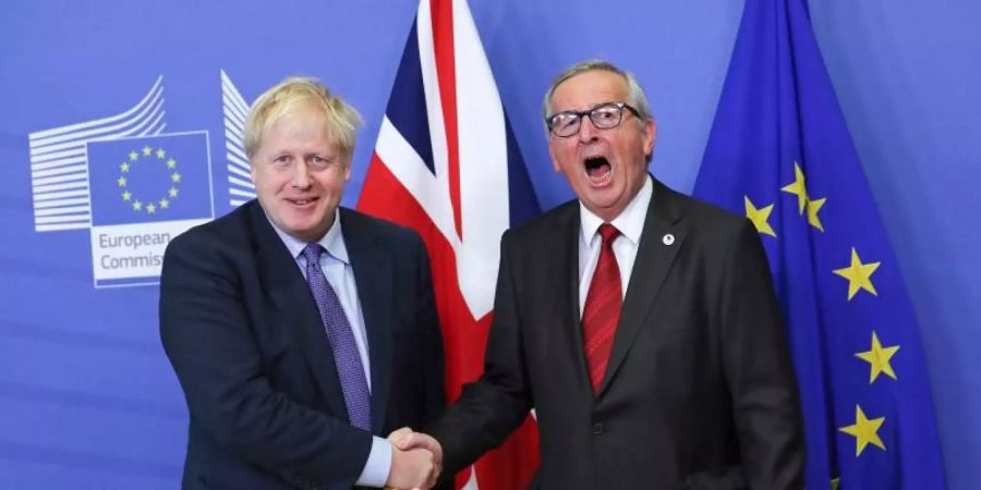 Grossbritanniens Premierminister Boris Johnson (l) und EU-Kommissionspräsident Jean-Claude Juncker. Foto: Francisco Seco/AP/dpa