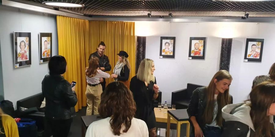 Bastian Baker nimmt sich beim Nau Meet & Greet Zeit für seine Fans.