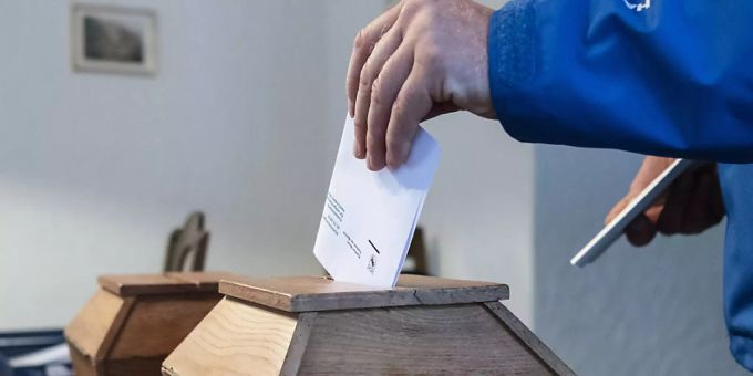 Eine Stimmberechtigte Person beim Urnengang. (Symbolbild) Urnengang Urne