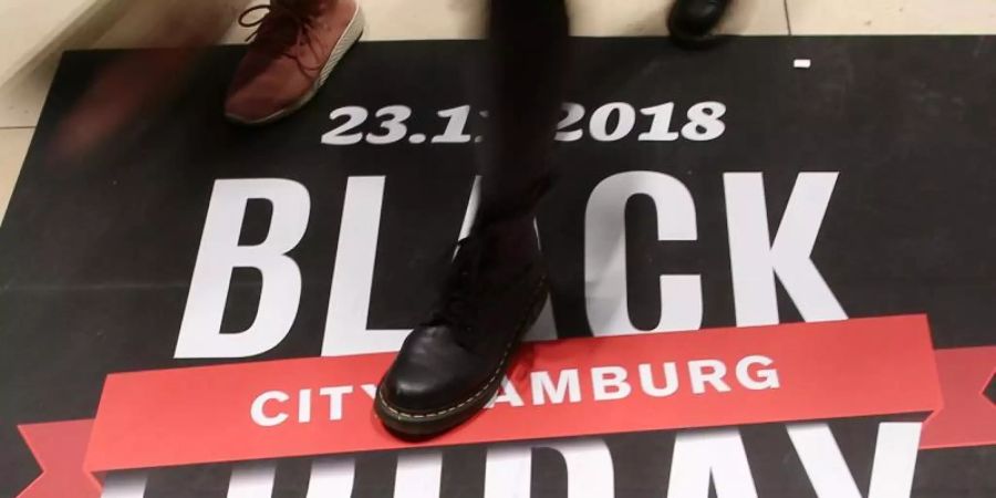 In einem Einkaufszentrum in Hamburg wird für den Rabatt-Tag "Black Friday" geworben. Foto: Bodo Marks