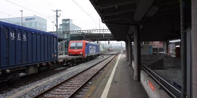 Der Bahnhof in Schlieren in Richtung Zürich. Der Bahnhof in Schlieren in Richtung Zürich.