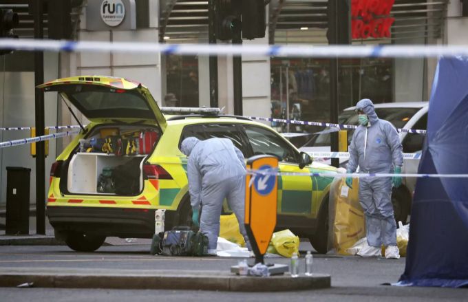 Forensiker untersuchen gestern Samstag den Tatort in London. London