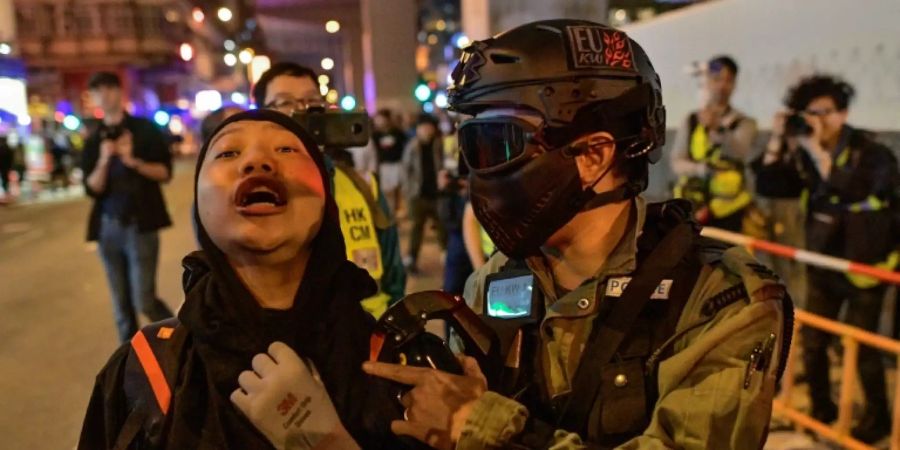 Polizist und Demonstrant im Stadtteil Mong Kok