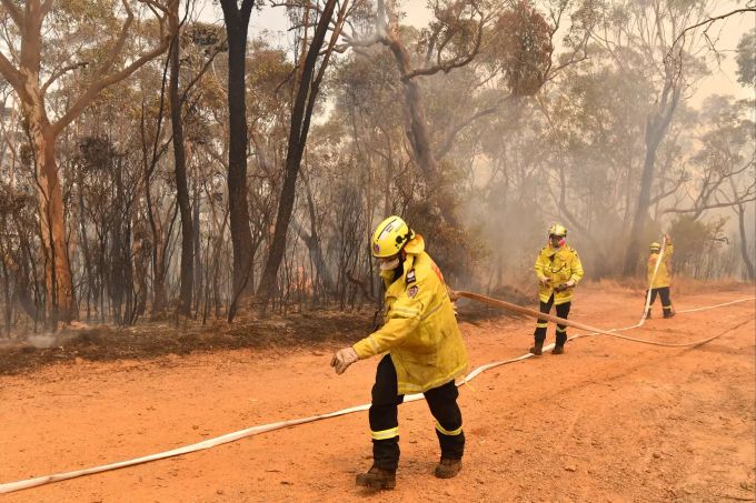 Feuerwehrleute sind beim sogenannten Gospers-Mountain-Feuer im Einsatz. (Archivbild) Buschbrände in Australien