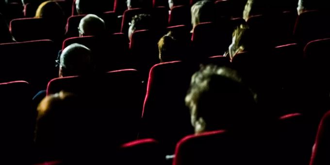 Besucher sitzen in einem Kino. (Achivbild) Kino Besucher