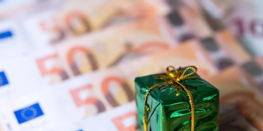 Beschäftigte mit Tarifverträgen haben bessere Chancen auf Weihnachtsgeld als andere Arbeitnehmer. Foto: Monika Skolimowska/zb/dpa