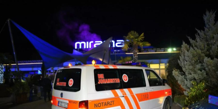 Rettungswagen vor Freizeitbad in Weinheim