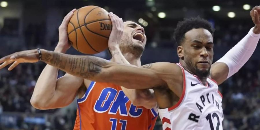 Thunder-Spieler Abdel Nader (l) zieht gegen Oshae Brissett zum Korb. Foto: Hans Deryk/The Canadian Press/AP/dpa